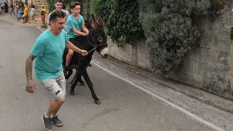 La burra 'Torda' se alza con la victoria en la tradicional carrera de burros de Noceda del Bierzo  La popular cita de las fiestas patronales celebró su 58.ª edición con gran ambiente, una decena de animales en competición y la reivindicación del burro como símbolo cultural del Bierzo. Fotos: José Luis García
