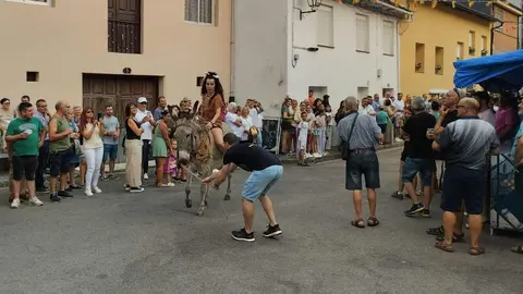 La burra 'Torda' se alza con la victoria en la tradicional carrera de burros de Noceda del Bierzo  La popular cita de las fiestas patronales celebró su 58.ª edición con gran ambiente, una decena de animales en competición y la reivindicación del burro como símbolo cultural del Bierzo. Fotos: José Luis García