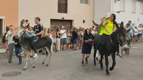 La burra 'Torda' se alza con la victoria en la tradicional carrera de burros de Noceda del Bierzo  La popular cita de las fiestas patronales celebró su 58.ª edición con gran ambiente, una decena de animales en competición y la reivindicación del burro como símbolo cultural del Bierzo. Fotos: José Luis García