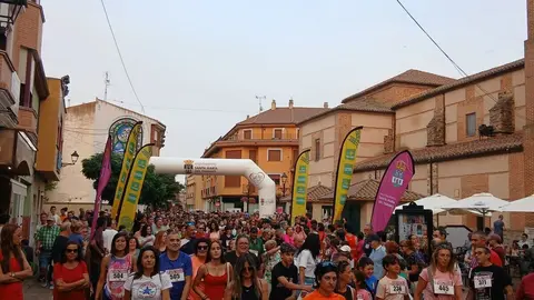 Foto de los participantes de la Legua Nocturna de Santa María del Páramo.