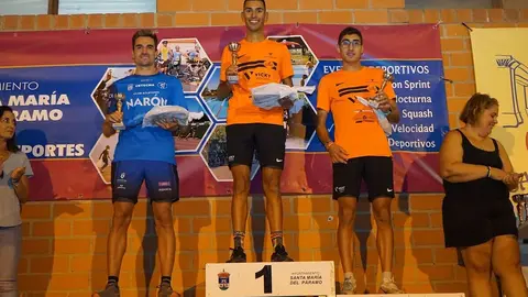 Imagen de la recogida de premios de la Legua Nocturna de Santa María del Páramo.