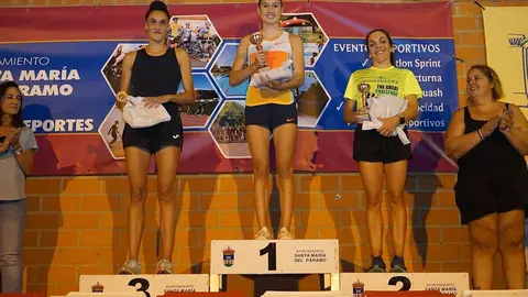 Imagen de la recogida de premios de la Legua Nocturna de Santa María del Páramo.
