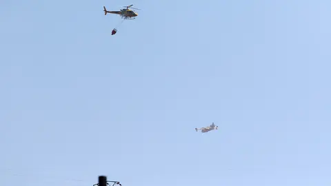 Un hidroavión del Ejército trabaja en la extinción del incendio de Garaño. Foto: Peio García.