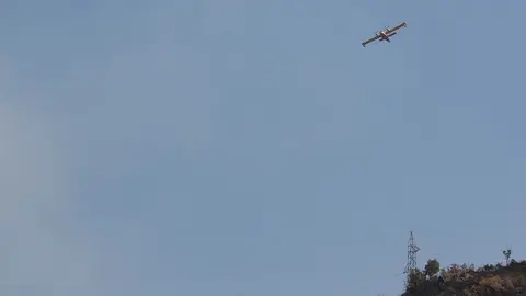 Un hidroavión del Ejército trabaja en la extinción del incendio de Garaño. Foto: Peio García.