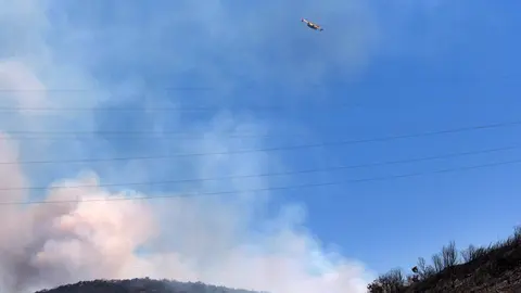 Un hidroavión del Ejército trabaja en la extinción del incendio de Garaño. Foto: Peio García.