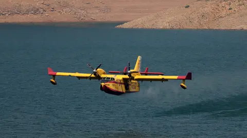 Un hidroavión del Ejército trabaja en la extinción del incendio de Garaño. Foto: Peio García.