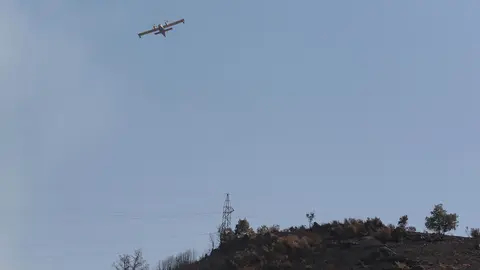 Un hidroavión del Ejército trabaja en la extinción del incendio de Garaño. Foto: Peio García.
