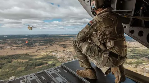El organismo europeo de Protección Civil distribuye imágenes de las actuaciones realizadas por los helicópteros 'Chinook' procedentes de Países Bajos en la provincia de León. Su enorme poder de extinción, con capacidad para portar 7.000 litros de agua, resultó en muchos casos determinante.