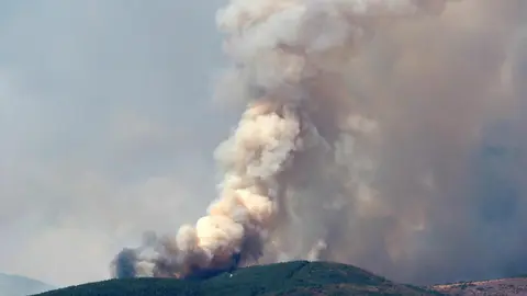 El 8 de agosto un rayo encendió la mecha de lo que se ha convertido en el incendio más largo del verano en León. Fasgar, Anllares y Llamas de la Cabrera suman ya 36 días en llamas, más de cinco semanas en las que miles de efectivos han pasado por la zona, incluso bajo tormentas, sin lograr sofocar por completo el fuego. Fotos: Peio García