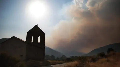 El 8 de agosto un rayo encendió la mecha de lo que se ha convertido en el incendio más largo del verano en León. Fasgar, Anllares y Llamas de la Cabrera suman ya 36 días en llamas, más de cinco semanas en las que miles de efectivos han pasado por la zona, incluso bajo tormentas, sin lograr sofocar por completo el fuego. Fotos: Peio García