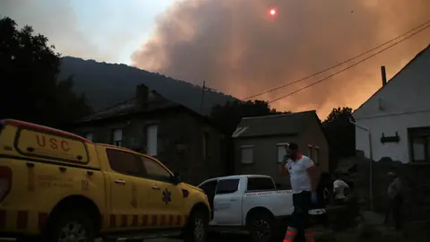 El 8 de agosto un rayo encendió la mecha de lo que se ha convertido en el incendio más largo del verano en León. Fasgar, Anllares y Llamas de la Cabrera suman ya 36 días en llamas, más de cinco semanas en las que miles de efectivos han pasado por la zona, incluso bajo tormentas, sin lograr sofocar por completo el fuego. Fotos: Peio García