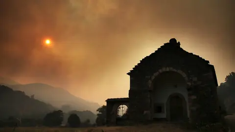 El 8 de agosto un rayo encendió la mecha de lo que se ha convertido en el incendio más largo del verano en León. Fasgar, Anllares y Llamas de la Cabrera suman ya 36 días en llamas, más de cinco semanas en las que miles de efectivos han pasado por la zona, incluso bajo tormentas, sin lograr sofocar por completo el fuego. Fotos: Peio García