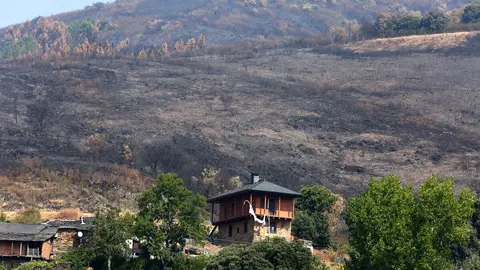 Efectos del incendio iniciado en la localidad de Yeres (León), y que ha afectado al paraje de Las Médulas. Foto: César Hornija.