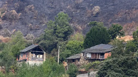 Efectos del incendio iniciado en la localidad de Yeres (León), y que ha afectado al paraje de Las Médulas. Foto: César Hornija.