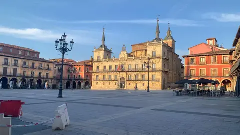 El céntrico espacio urbano estrena nuevo pavimento tras diez meses de obras al desaparecer las últimas vayas de una zona ya en uso desde hace meses. El Ayuntamiento ha invertido 1,9 millones en una remodelación que sustituye la piedra caliza deteriorada por granito negro más resistente