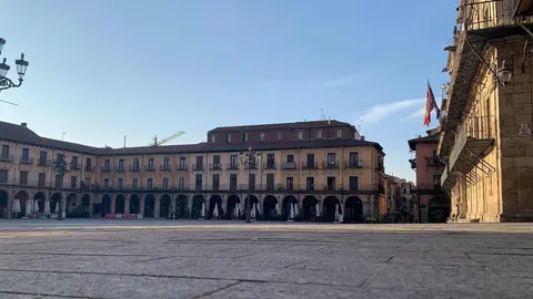 El céntrico espacio urbano estrena nuevo pavimento tras diez meses de obras al desaparecer las últimas vayas de una zona ya en uso desde hace meses. El Ayuntamiento ha invertido 1,9 millones en una remodelación que sustituye la piedra caliza deteriorada por granito negro más resistente