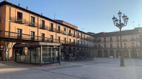 El céntrico espacio urbano estrena nuevo pavimento tras diez meses de obras al desaparecer las últimas vayas de una zona ya en uso desde hace meses. El Ayuntamiento ha invertido 1,9 millones en una remodelación que sustituye la piedra caliza deteriorada por granito negro más resistente
