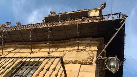 El céntrico espacio urbano estrena nuevo pavimento tras diez meses de obras al desaparecer las últimas vayas de una zona ya en uso desde hace meses. El Ayuntamiento ha invertido 1,9 millones en una remodelación que sustituye la piedra caliza deteriorada por granito negro más resistente