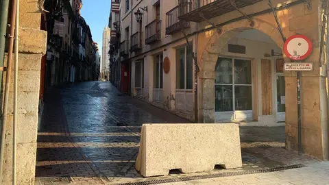 El céntrico espacio urbano estrena nuevo pavimento tras diez meses de obras al desaparecer las últimas vayas de una zona ya en uso desde hace meses. El Ayuntamiento ha invertido 1,9 millones en una remodelación que sustituye la piedra caliza deteriorada por granito negro más resistente