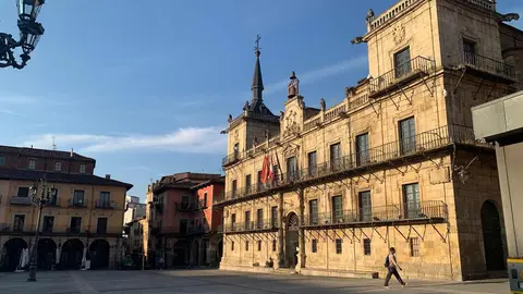 El céntrico espacio urbano estrena nuevo pavimento tras diez meses de obras al desaparecer las últimas vayas de una zona ya en uso desde hace meses. El Ayuntamiento ha invertido 1,9 millones en una remodelación que sustituye la piedra caliza deteriorada por granito negro más resistente