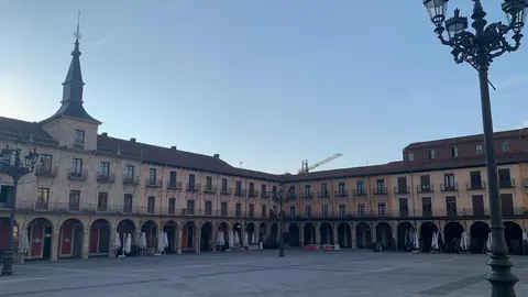 El céntrico espacio urbano estrena nuevo pavimento tras diez meses de obras al desaparecer las últimas vayas de una zona ya en uso desde hace meses. El Ayuntamiento ha invertido 1,9 millones en una remodelación que sustituye la piedra caliza deteriorada por granito negro más resistente