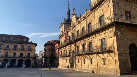El céntrico espacio urbano estrena nuevo pavimento tras diez meses de obras al desaparecer las últimas vayas de una zona ya en uso desde hace meses. El Ayuntamiento ha invertido 1,9 millones en una remodelación que sustituye la piedra caliza deteriorada por granito negro más resistente