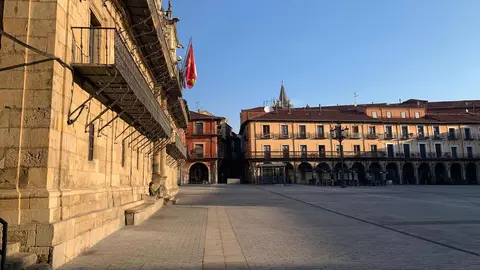 El céntrico espacio urbano estrena nuevo pavimento tras diez meses de obras al desaparecer las últimas vayas de una zona ya en uso desde hace meses. El Ayuntamiento ha invertido 1,9 millones en una remodelación que sustituye la piedra caliza deteriorada por granito negro más resistente