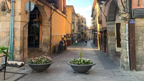 El céntrico espacio urbano estrena nuevo pavimento tras diez meses de obras al desaparecer las últimas vayas de una zona ya en uso desde hace meses. El Ayuntamiento ha invertido 1,9 millones en una remodelación que sustituye la piedra caliza deteriorada por granito negro más resistente