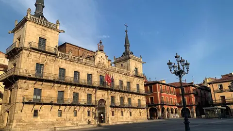 El céntrico espacio urbano estrena nuevo pavimento tras diez meses de obras al desaparecer las últimas vayas de una zona ya en uso desde hace meses. El Ayuntamiento ha invertido 1,9 millones en una remodelación que sustituye la piedra caliza deteriorada por granito negro más resistente