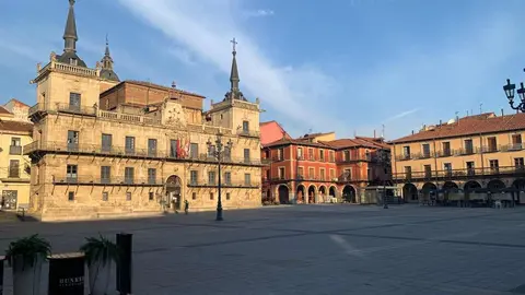 El céntrico espacio urbano estrena nuevo pavimento tras diez meses de obras al desaparecer las últimas vayas de una zona ya en uso desde hace meses. El Ayuntamiento ha invertido 1,9 millones en una remodelación que sustituye la piedra caliza deteriorada por granito negro más resistente