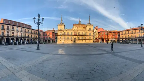 El céntrico espacio urbano estrena nuevo pavimento tras diez meses de obras al desaparecer las últimas vayas de una zona ya en uso desde hace meses. El Ayuntamiento ha invertido 1,9 millones en una remodelación que sustituye la piedra caliza deteriorada por granito negro más resistente