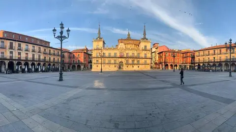 El céntrico espacio urbano estrena nuevo pavimento tras diez meses de obras al desaparecer las últimas vayas de una zona ya en uso desde hace meses. El Ayuntamiento ha invertido 1,9 millones en una remodelación que sustituye la piedra caliza deteriorada por granito negro más resistente