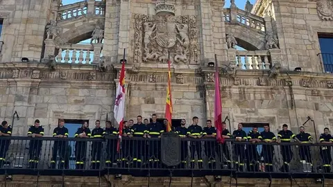 El alcalde Juan José Alonso Perandones entregó un obsequio al teniente coronel Vincent Labbe en un acto institucional marcado por el reconocimiento mutuo y la fraternidad.