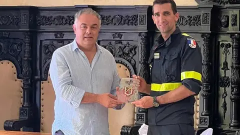 El alcalde Juan José Alonso Perandones entregó un obsequio al teniente coronel Vincent Labbe en un acto institucional marcado por el reconocimiento mutuo y la fraternidad.