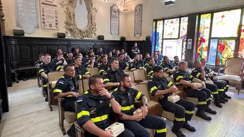 El alcalde Juan José Alonso Perandones entregó un obsequio al teniente coronel Vincent Labbe en un acto institucional marcado por el reconocimiento mutuo y la fraternidad.