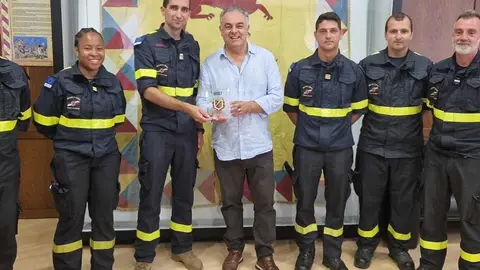 El alcalde Juan José Alonso Perandones entregó un obsequio al teniente coronel Vincent Labbe en un acto institucional marcado por el reconocimiento mutuo y la fraternidad.