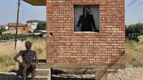 Intervención de Amancio González sobre la caseta del guarda agujas de Astorga para embellecer el Camino de Santiago.