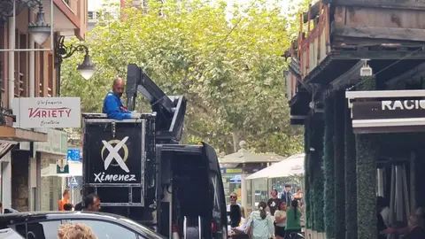 Ya es Navidad, entre comillas, en las calles de León. Este miércoles, los empleados de Ximénez Iluminación, empresa con sede en Puente Genil (Córdoba) y adjudicataria del contrato de alumbrado navideño del Ayuntamiento de León, avanzaba en su objetivo de levantar los tensores que sostendrán la iluminación.