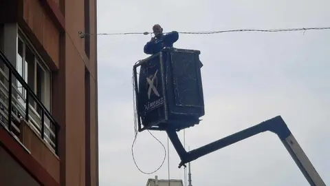 Ya es Navidad, entre comillas, en las calles de León. Este miércoles, los empleados de Ximénez Iluminación, empresa con sede en Puente Genil (Córdoba) y adjudicataria del contrato de alumbrado navideño del Ayuntamiento de León, avanzaba en su objetivo de levantar los tensores que sostendrán la iluminación.