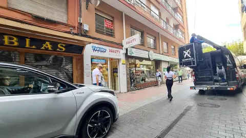 Ya es Navidad, entre comillas, en las calles de León. Este miércoles, los empleados de Ximénez Iluminación, empresa con sede en Puente Genil (Córdoba) y adjudicataria del contrato de alumbrado navideño del Ayuntamiento de León, avanzaba en su objetivo de levantar los tensores que sostendrán la iluminación.