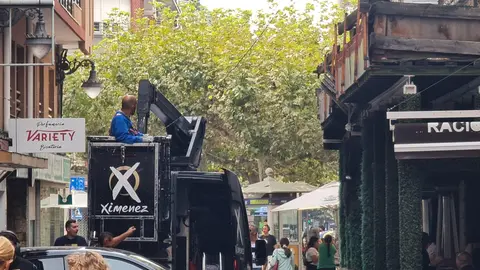 Ya es Navidad, entre comillas, en las calles de León. Este miércoles, los empleados de Ximénez Iluminación, empresa con sede en Puente Genil (Córdoba) y adjudicataria del contrato de alumbrado navideño del Ayuntamiento de León, avanzaba en su objetivo de levantar los tensores que sostendrán la iluminación.