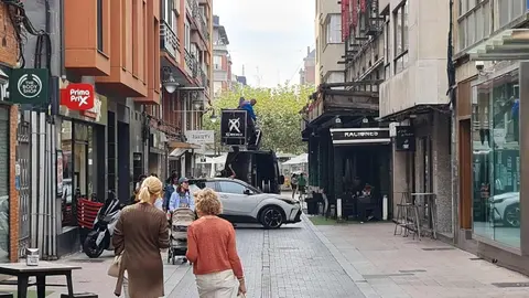 Ya es Navidad, entre comillas, en las calles de León. Este miércoles, los empleados de Ximénez Iluminación, empresa con sede en Puente Genil (Córdoba) y adjudicataria del contrato de alumbrado navideño del Ayuntamiento de León, avanzaba en su objetivo de levantar los tensores que sostendrán la iluminación.