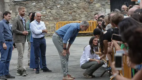 Los reyes visitan las principales zonas afectadas por los incendios forestales en Castilla y León, acompañados del presidente de la Junta, Alfonso Fernández Mañueco