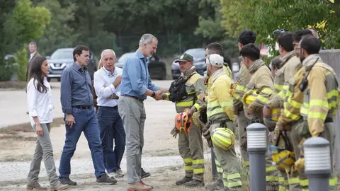 Los reyes visitan las principales zonas afectadas por los incendios forestales en Castilla y León, acompañados del presidente de la Junta, Alfonso Fernández Mañueco