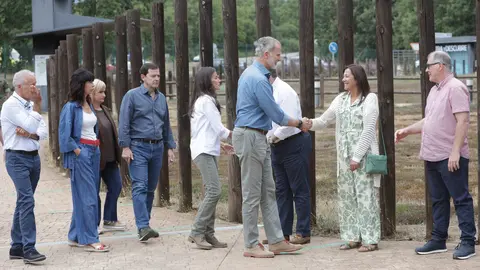 Los reyes visitan las principales zonas afectadas por los incendios forestales en Castilla y León, acompañados del presidente de la Junta, Alfonso Fernández Mañueco