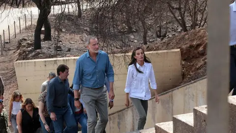 Los reyes, acompañados del presidente de la Junta, Alfonso Fernández Mañueco, el delegado del Gobierno, Nicanor Sen y la Ministra de Igualdad, Ana Redondo, visitan las principales zonas afectadas por los incendios forestales en el paraje de las Médulas. Foto: Peio García
