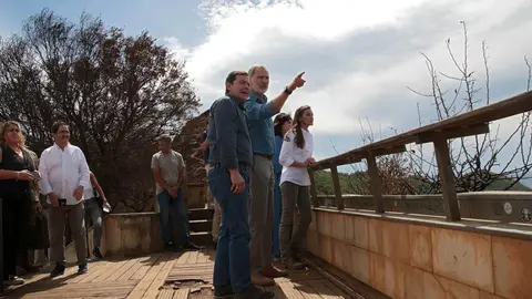 Los reyes, acompañados del presidente de la Junta, Alfonso Fernández Mañueco, el delegado del Gobierno, Nicanor Sen y la Ministra de Igualdad, Ana Redondo, visitan las principales zonas afectadas por los incendios forestales en el paraje de las Médulas. Foto: Peio García