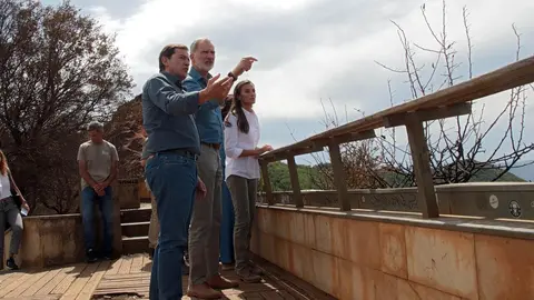Los reyes, acompañados del presidente de la Junta, Alfonso Fernández Mañueco, el delegado del Gobierno, Nicanor Sen y la Ministra de Igualdad, Ana Redondo, visitan las principales zonas afectadas por los incendios forestales en el paraje de las Médulas. Foto: Peio García