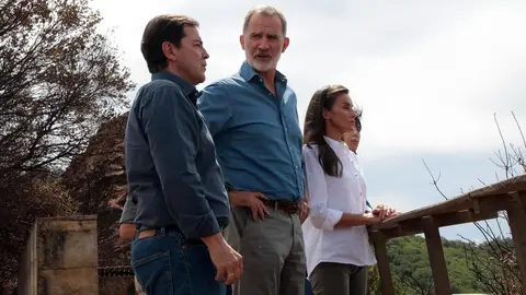 Los reyes, acompañados del presidente de la Junta, Alfonso Fernández Mañueco, el delegado del Gobierno, Nicanor Sen y la Ministra de Igualdad, Ana Redondo, visitan las principales zonas afectadas por los incendios forestales en el paraje de las Médulas. Foto: Peio García