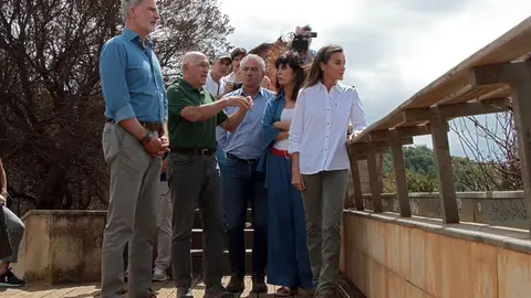 Los reyes, acompañados del presidente de la Junta, Alfonso Fernández Mañueco, el delegado del Gobierno, Nicanor Sen y la Ministra de Igualdad, Ana Redondo, visitan las principales zonas afectadas por los incendios forestales en el paraje de las Médulas. Foto: Peio García